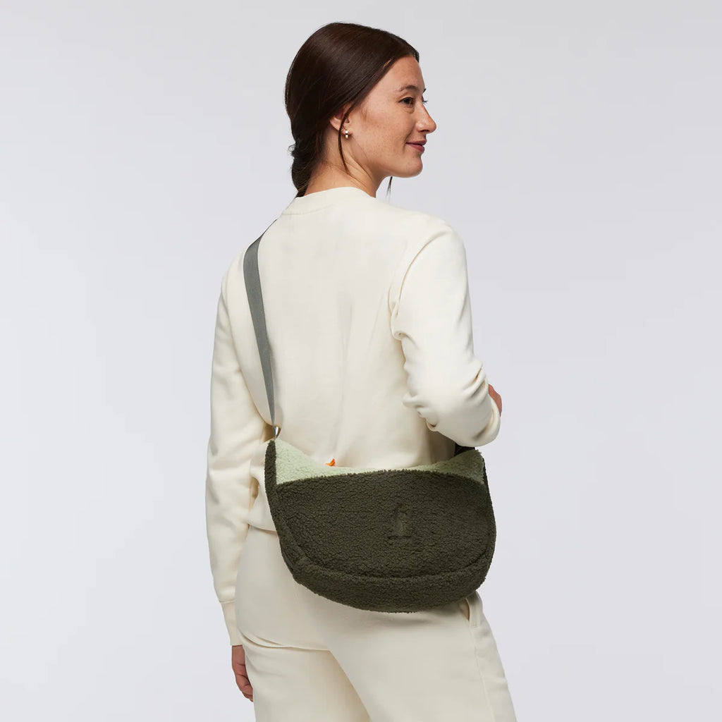 High Pile Fleece 6L Crescent Bag